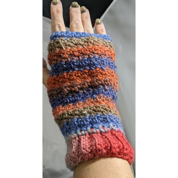 Beautiful Handmade Wild Berry Scalloped Pattern Scarf - Picture 2 of 6